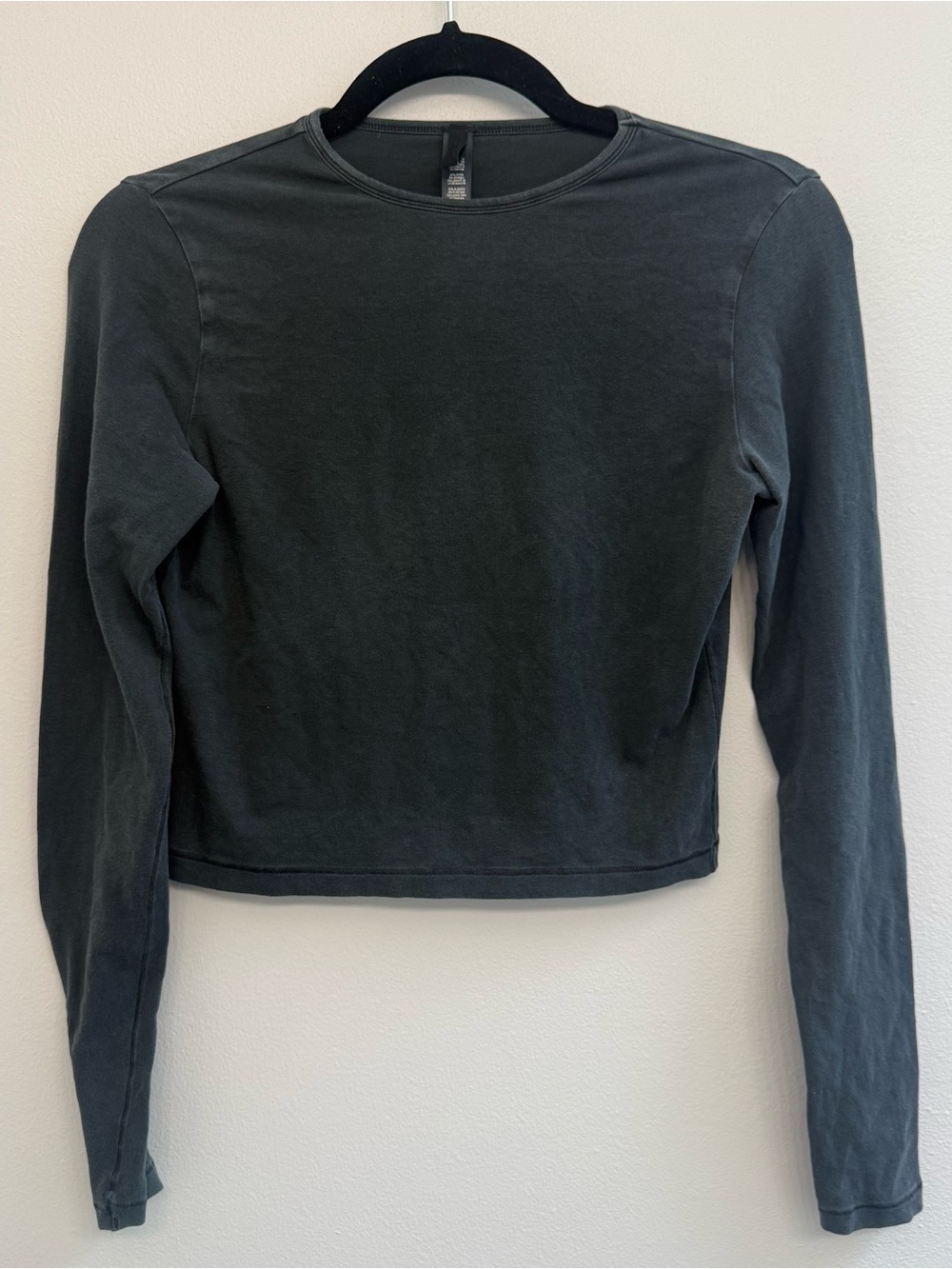 Skims black cropped long sleeve shirt